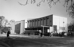 221109 Gezicht op de voorgevel van de Stadsschouwburg (Lucasbolwerk 24) te Utrecht.